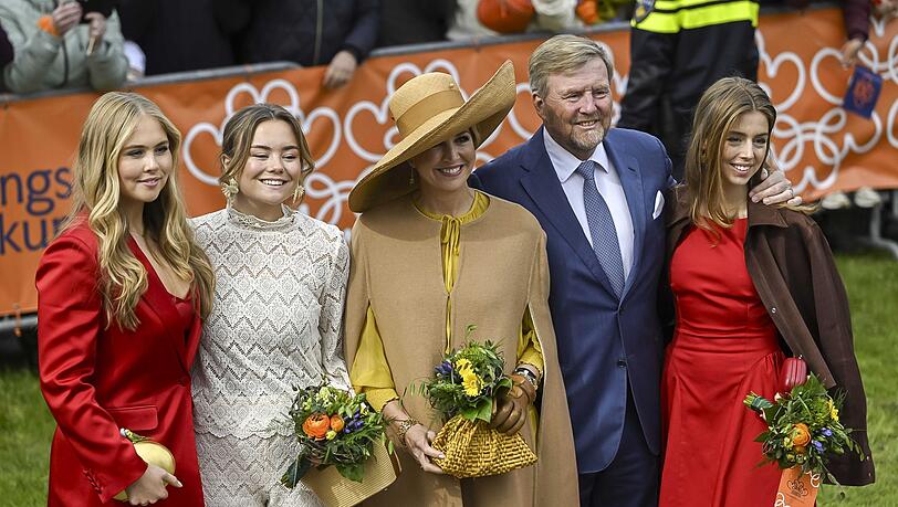Prinzessin Amalia, Prinzessin Ariane, K&ouml;nigin M&aacute;xima, K&ouml;nig Willem-Alexander und Prinzessin Alexia (von links) posieren bei den Feierlichkeiten zum K&ouml;nigstag f&uuml;r ein Foto.