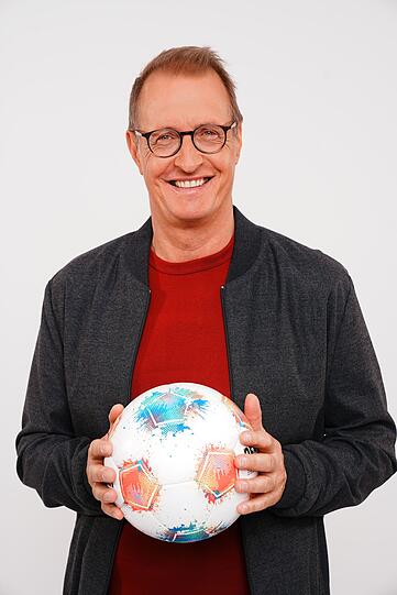 Er ist bei RTL bester Bestandteil des Formel-1-Teams und seit vielen Jahren auch beim Fußball ganz vorne dabei: Florian König. Er ist bei RTL bester Bestandteil des Formel-1-Teams und seit vielen Jahren auch beim Fußball ganz vorne dabei: Florian König.