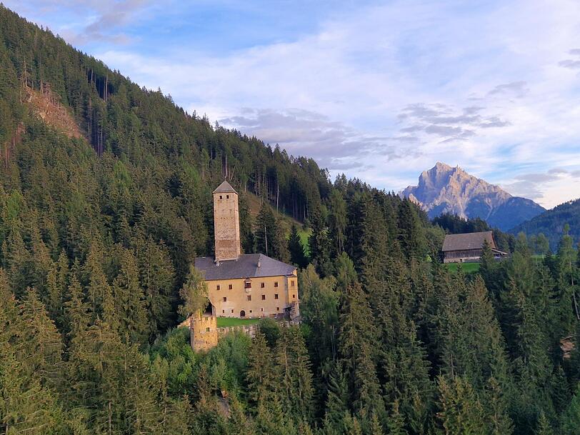 Mit Dolomitenblick und an strategisch g&uuml;nstiger Stelle: Schloss Welsperg.