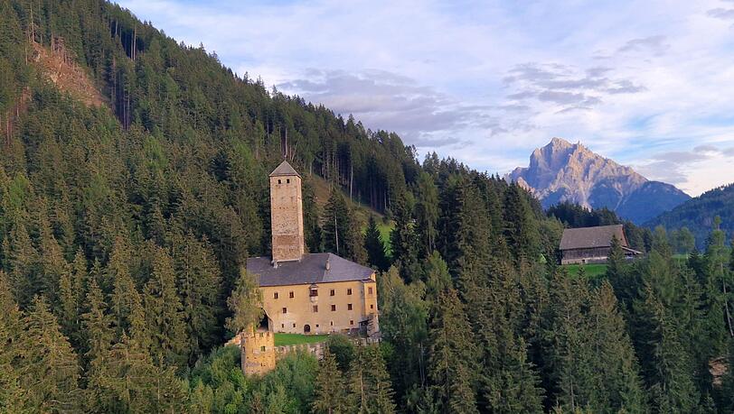 Mit Dolomitenblick und an strategisch günstiger Stelle: Schloss Welsperg. Mit Dolomitenblick und an strategisch günstiger Stelle: Schloss Welsperg.