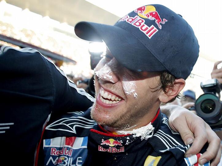 Sebastian Vettel hat gut lachen nach seinem Sieg in Suzuka. Er glaubt noch an seine Titelchance.