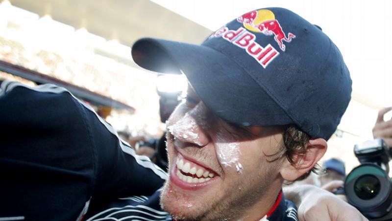 Sebastian Vettel hat gut lachen nach seinem Sieg in Suzuka. Er glaubt noch an seine Titelchance. Sebastian Vettel hat gut lachen nach seinem Sieg in Suzuka. Er glaubt noch an seine Titelchance.