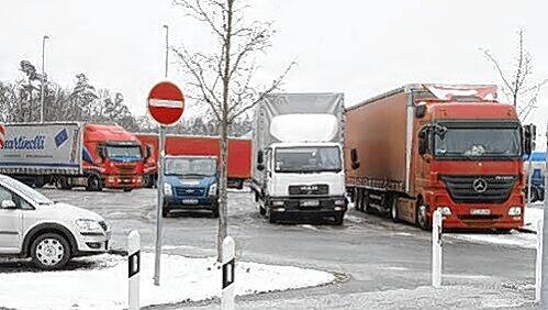 Hier auf dem Parkplatz der Rastanlage Feucht wurde der Pole tot in der Kabine seines Lastwagens gefunden. Hier auf dem Parkplatz der Rastanlage Feucht wurde der Pole tot in der Kabine seines Lastwagens gefunden.