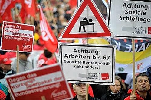 Gegen die Rente mit 67 und das Sparpaket der schwarz-gelben Bundesregierung gehen die Menschen auf die Straße.