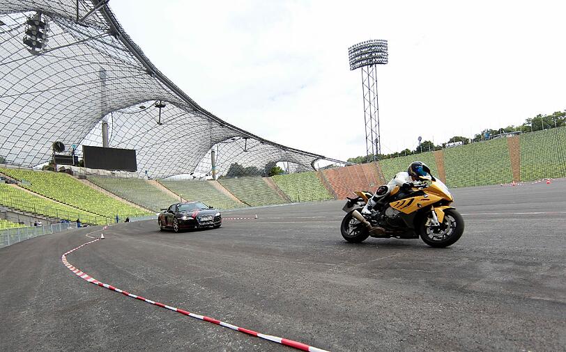 Erste Testfahrten auf dem Asphalt im Olympiastadion