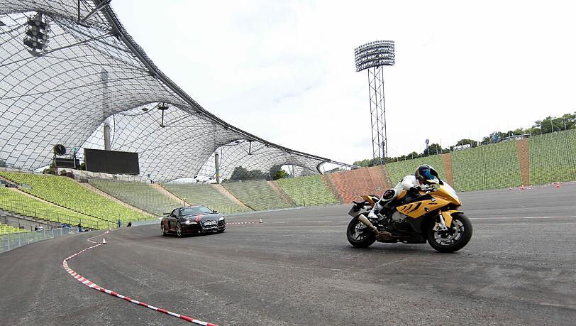 Erste Testfahrten auf dem Asphalt im Olympiastadion Erste Testfahrten auf dem Asphalt im Olympiastadion