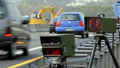 Den Raser erwarten 600 Euro Bußgeld, drei Monate Fahrverbot und vier Punkte in Flensburg. Den Raser erwarten 600 Euro Bußgeld, drei Monate Fahrverbot und vier Punkte in Flensburg.