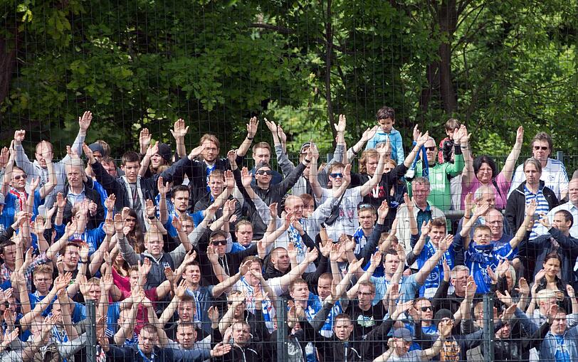 Fans des FC Schalke in Berlin? Richtig gesehen, die Anhänger der Knappen feuern ihre Mannschaft an. Genauer die U19 von S04.
