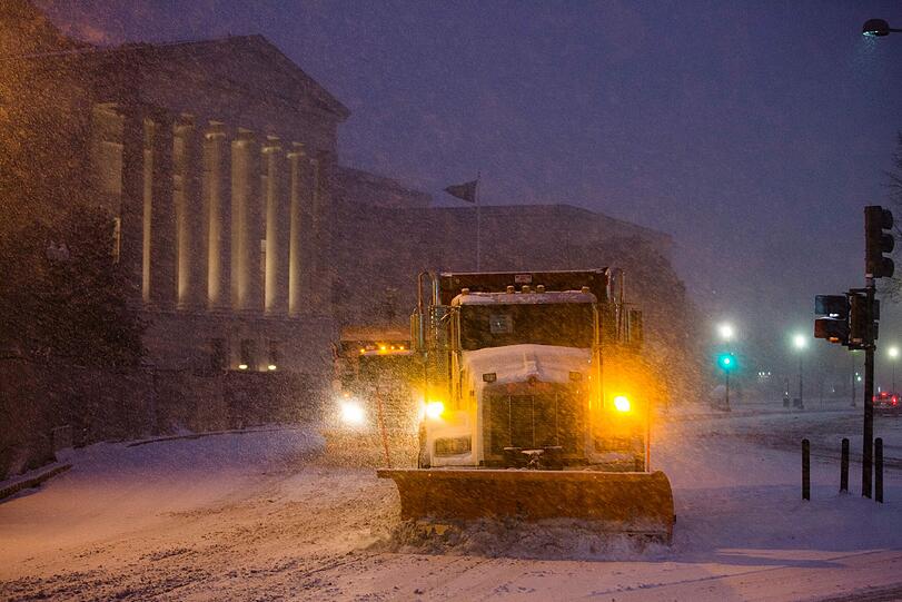 Ein schwerer Schneesturm traf den Osten der USA - in Washington kam das öffentliche Leben zum Erliegen.