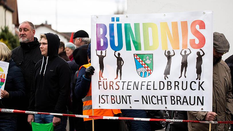 Rund 100 Gegendemonstranten postierten sich rund um das Lokal: "FFB ist bunt statt braun", konnte Gauland bei seiner Ankunft lesen.