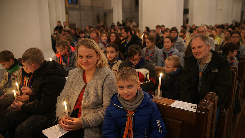 Die Bilder aus der vollbesetzten Frauenkirche.