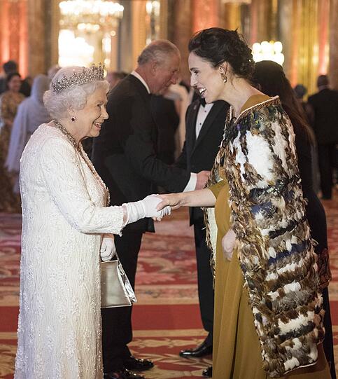 Neuseelands Premierministerin Jacinda Ardern hat sich für einen indigenen Federmantel entschieden