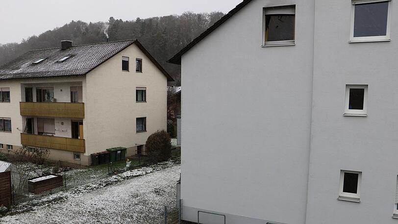 In dem Mehrfamilienhaus (r.) in Altdorf hat sich am Mittwoch eine Tragödie ereignet.