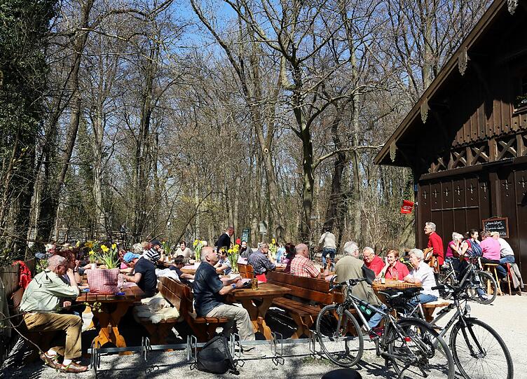 Im Biergarten bei einer kühlen Halben lässt sich's gut rasten.