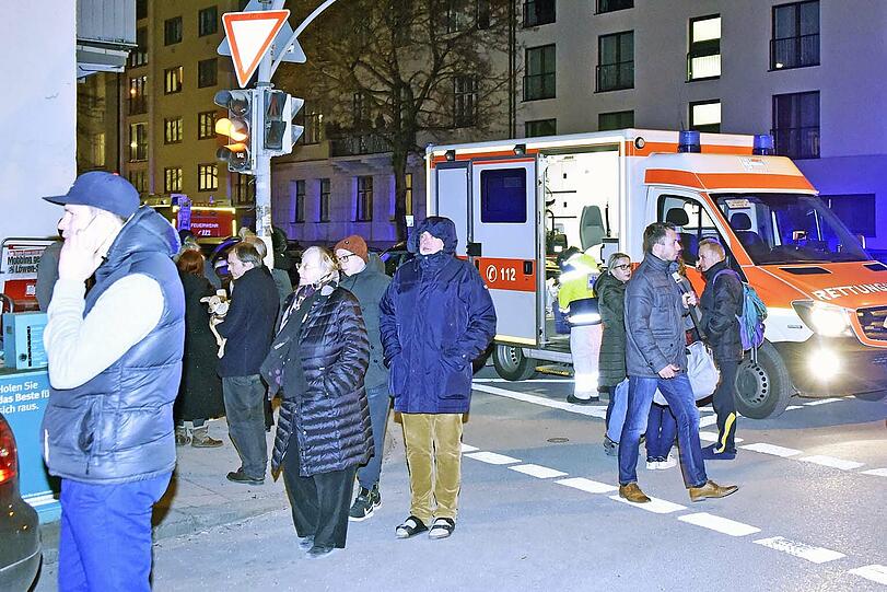 Bei dem Großbrand in Schwabing entsteht ein Millionenschaden. Die Feuerwehr ist mit 120 Mann vor Ort.
