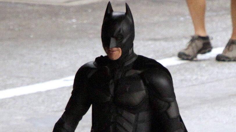Christian Bale einst am Set im "Batman"-Kostüm.