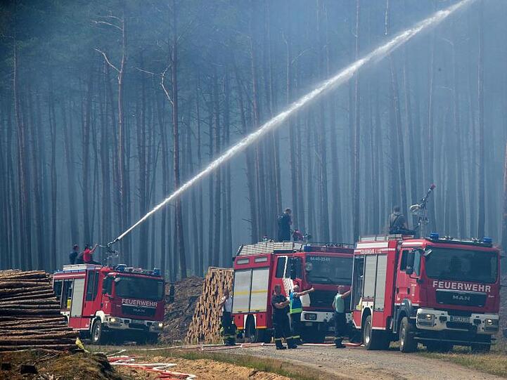 Wegen des Brands auf dem ehemaligen Truppenübungsplatz bei Lübtheen in Mecklenburg-Vorpommern mussten Hunderte Menschen ihre Wohnungen verlassen.