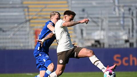 Paulis Rodrigo Zalazar (r) schirmt den Ball geschickt vor Karlsruhes Marco Thiede ab.