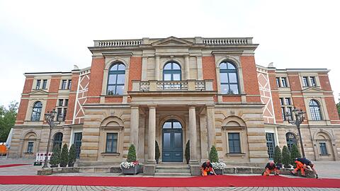 Der Teppich wird für die Eröffnung der Bayreuther Wagner-Festspiele vor dem Festspielhaus befestigt.
