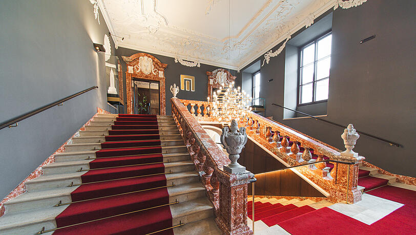 Hier ging's lang zum Immobilienkönig René Benko: über eine Prunkstiege in der barocken Palais Harrach. Hier ging's lang zum Immobilienkönig René Benko: über eine Prunkstiege in der barocken Palais Harrach.