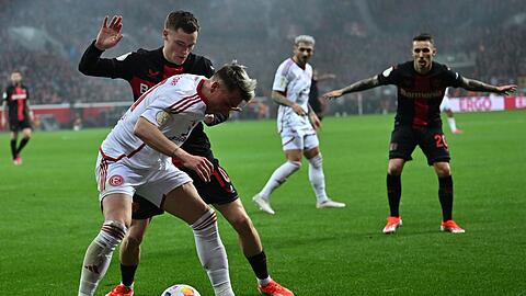 Düsseldorfs Felix Klaus schirmt den Ball vor dem Leverkusener Florian Wirtz ab.