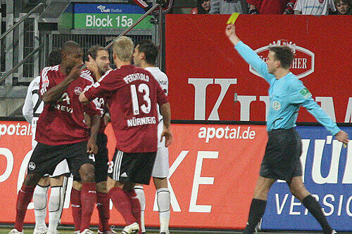 Schiedsrichter Holger Henschel zeigt José Goncalves die Rote Karte.