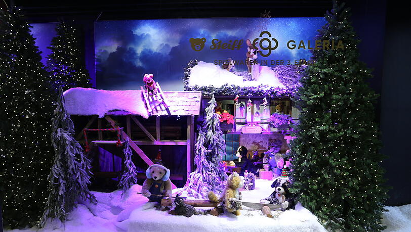 Das "Bärenland" im Galeria Schaufenster am Marienplatz. Die beweglichen Steiff-Tiere tummeln sich in einer Kunstschnee-Landschaft. Groß und klein freuen sich jedes Jahr auf die winterlichen Szenen.