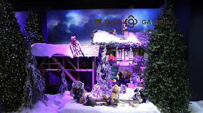 Das "Bärenland" im Galeria Schaufenster am Marienplatz. Die beweglichen Steiff-Tiere tummeln sich in einer Kunstschnee-Landschaft. Groß und klein freuen sich jedes Jahr auf die winterlichen Szenen.