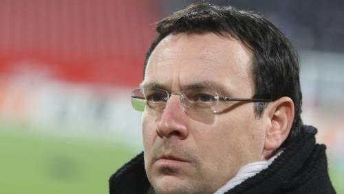 Solche Stürmer wie die Fürther Stefan Reisinger (l.) und Sami Allagui (Mitte) hätte Club-Manager Martin Bader auch gerne: „Wir haben keinen, der zweistellig trifft, die Konkurrenz schon.“ Solche Stürmer wie die Fürther Stefan Reisinger (l.) und Sami Allagui (Mitte) hätte Club-Manager Martin Bader auch gerne: „Wir haben keinen, der zweistellig trifft, die Konkurrenz schon.“