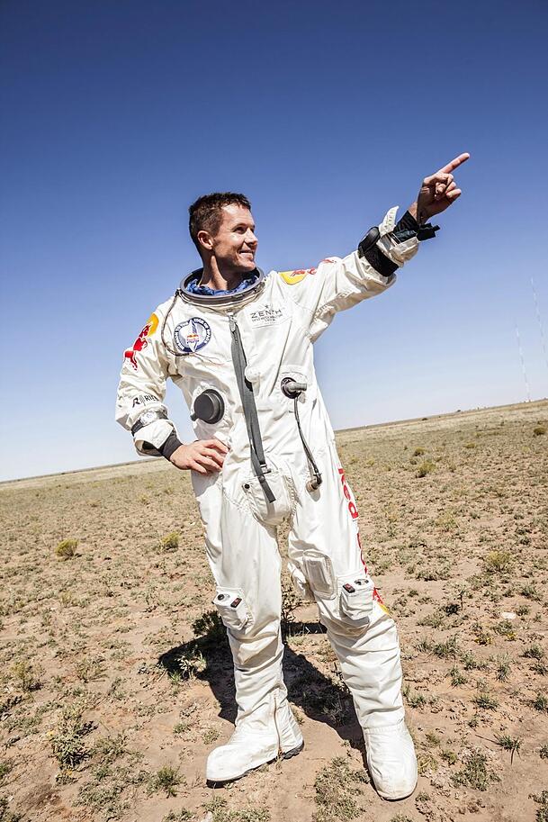 Felix Baumgartner feiert den erfolgreichen Sprung aus dem All. Felix Baumgartner feiert den erfolgreichen Sprung aus dem All.