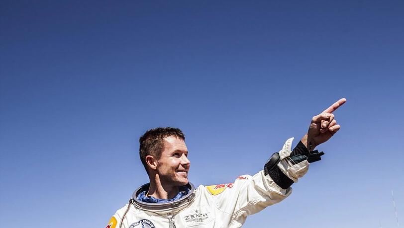 Felix Baumgartner feiert den erfolgreichen Sprung aus dem All. Felix Baumgartner feiert den erfolgreichen Sprung aus dem All.