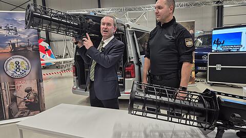 Sichtlich begeistert von der Technik: Wirtschaftsminister Hubert Aiwanger (Freie Wähler) posiert am Stand der Polizei mit einem „Jammer“.