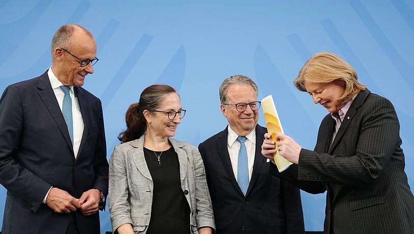 33 Vorschläge hat die Rentenkommission an die Bundesregierung übergeben. 33 Vorschläge hat die Rentenkommission an die Bundesregierung übergeben.