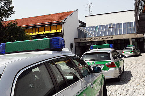 Polizei vor dem Feodor - Lynen - Gymnasium in Planegg