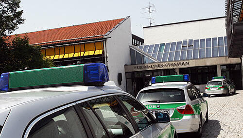 Polizei vor dem Feodor - Lynen - Gymnasium in Planegg Polizei vor dem Feodor - Lynen - Gymnasium in Planegg