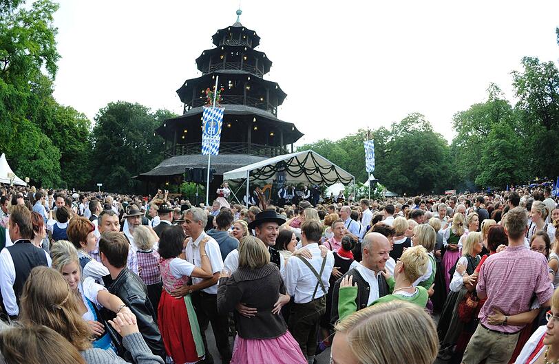 Tanzen und Feiern im Morgengrauen: die besten Bilder vom Kocherlball am Chinesischen Turm.