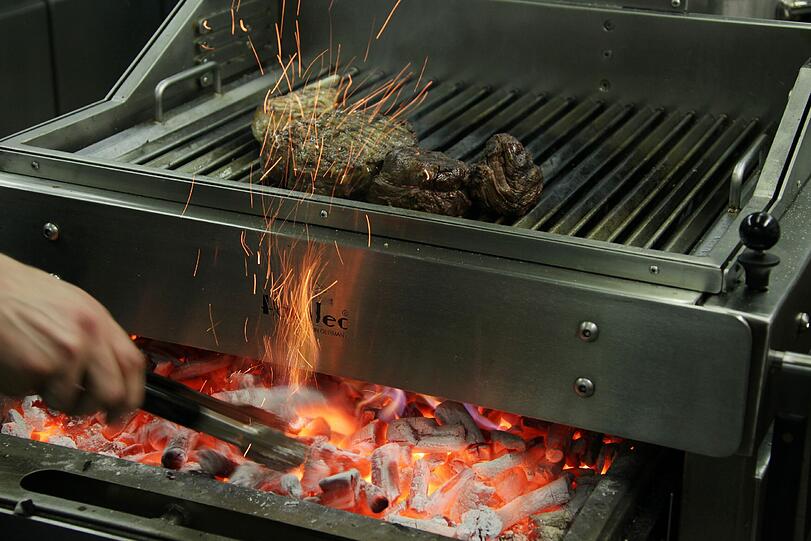 Auf dem speziellen Grill wird das Fleisch in der Küche auf den Punkt zubereitet.