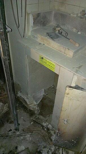 Schränke stehen offen, der Boden der Werkstatt ist verkohlt. Hier stand eine von drei Gasflaschen. Die Feuerwehr hat die Behälter zur Überprüfung mitgenommen.