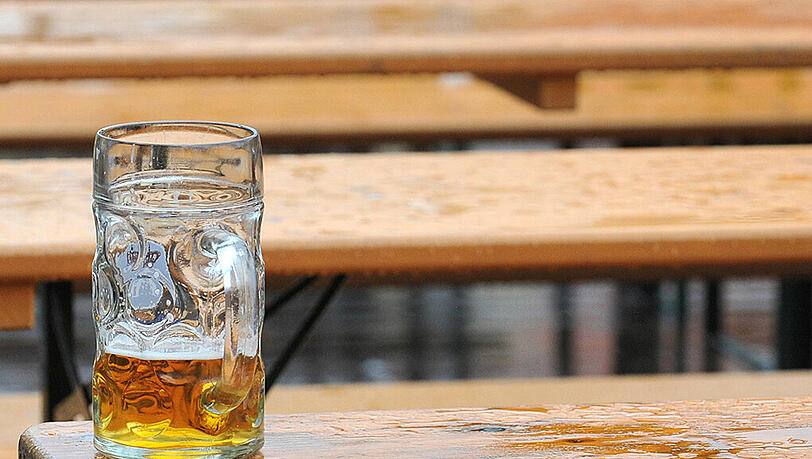 Vorsicht Dickmacher! Eine Maß Bier. Vorsicht Dickmacher! Eine Maß Bier.
