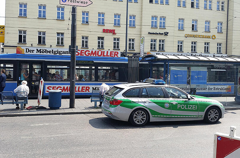 Mittlerweile Alltag: Polizeieinsatz am Bahnhofsplatz.
