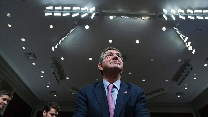 Verteidigungsminister Ashton Carter zeigt sich nun auch zu begrenzten bewaffneten Einsätzen am Boden bereit. Verteidigungsminister Ashton Carter zeigt sich nun auch zu begrenzten bewaffneten Einsätzen am Boden bereit.