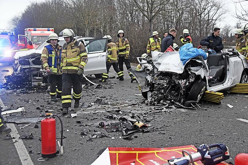 Auf der B471 bei Garching ist am Donnerstag ein Auto in den Gegenverkehr geraten und mit einem entgegenkommenden Auto kollidiert.
