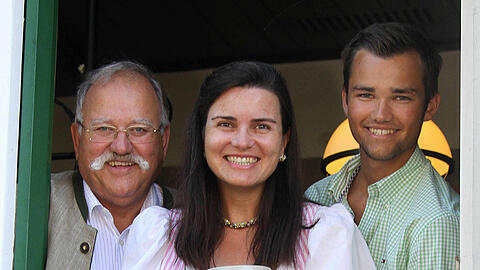 Ein Bild von 2012: Lukas Spendler (r.) mit Mutter Steffi Spendler und Opa Wiggerl Hagn.
