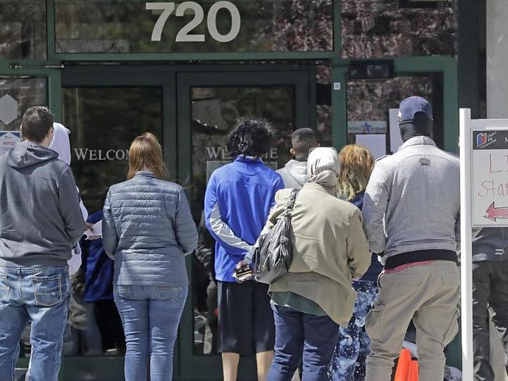 Menschen warten vor einem Arbeitsamt in Salt Lake City.