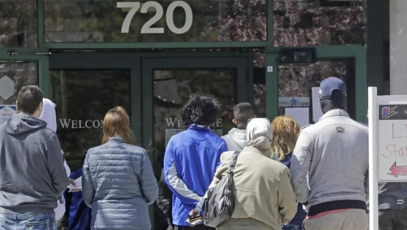 Menschen warten vor einem Arbeitsamt in Salt Lake City. Menschen warten vor einem Arbeitsamt in Salt Lake City.