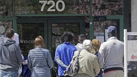 Menschen warten vor einem Arbeitsamt in Salt Lake City.