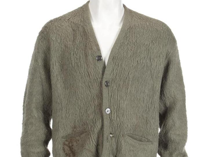 Eine Strickjacke des früheren Nirvana-Frontmanns Kurt Cobain (1967-1994) ist in New York für 334.000 Dollar (etwa 300 000 Euro) versteigert worden.