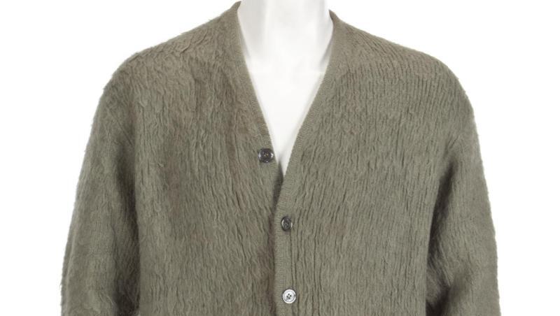 Eine Strickjacke des früheren Nirvana-Frontmanns Kurt Cobain (1967-1994) ist in New York für 334.000 Dollar (etwa 300 000 Euro) versteigert worden. Eine Strickjacke des früheren Nirvana-Frontmanns Kurt Cobain (1967-1994) ist in New York für 334.000 Dollar (etwa 300 000 Euro) versteigert worden.