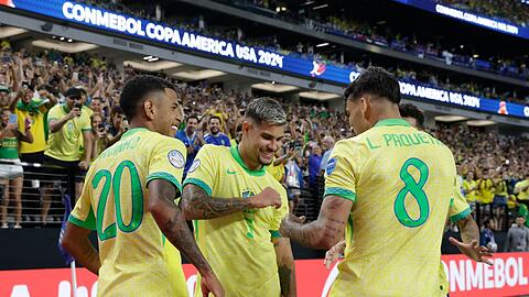 Der brasilianische Nationalspieler Lucas Paqueta (r) feiert mit seinen Mannschaftskameraden.