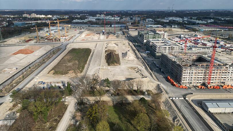 Auf diesem Baufeld im Neubaugebiet in Neufreimann im Münchner Norden will die Genossenschaft Kooperative Großstadt 110 Wohnungen bauen. Davon sollen 22 Sozialwohnungen sein. Doch eine Förderung steht auf der Kippe.